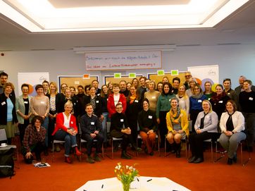 Die Teilnehmenden am Forum Personalentwicklung 2024 der Leibniz-Akademie für Führungskräfte Eine Gruppe von Personen hat sich für ein Foto aufgestellt.