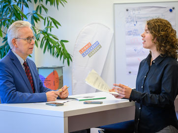 Leibniz-Akademie für Führungskräfte, Reverse Mentoring Mann und Frau unterhalten sich.