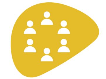 Vor einer organischen safranfarbenen Form liegt ein Kreis weißer Personensymbole ohne Geschlechtszuordnung